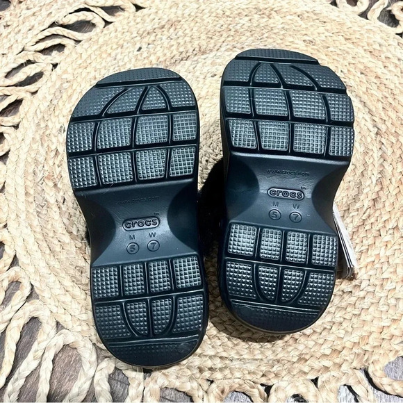 NWT Crocs Stomp Fur Lined Clog Black Womens 7 - Picture 5 of 9